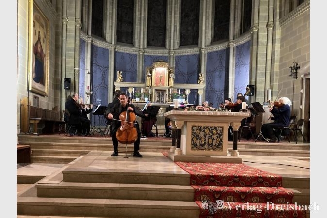 Am Cello Konstantin Karklisiyski mit dem Marburger Kammerorchester bei der Aufführung von „Arioso“.