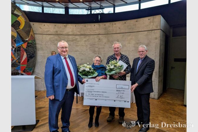 Der Löwen- und Lilienpreis ist mit 2.000 Euro dotiert. Hier die weiteren Preisträger, Heike Bülter und Eberhard Roth, mit dem symbolischen Scheck aus den Händen von Bürgermeister Schindling und Stadtverordnetenvorsteher Georg Reuter.