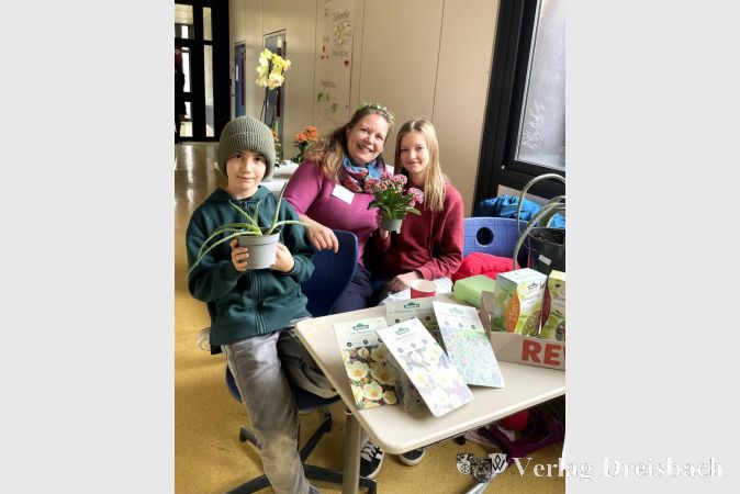 Biolehrerin Lena Tonne mit Benjamin aus der R5a und Klara aus der G9a.