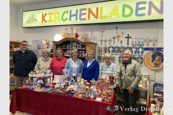 Dem Team des Kirchenladens herzlichen Glückwunsch zum 20-jährigen Jubiläum. Anzutreffen waren (von links) Sven Metzler, Rita Eckert, Dagmar Schley, Eva Sprenger, Vera Burkhardt, Carola Theinl und Wolfgang Bluhm.