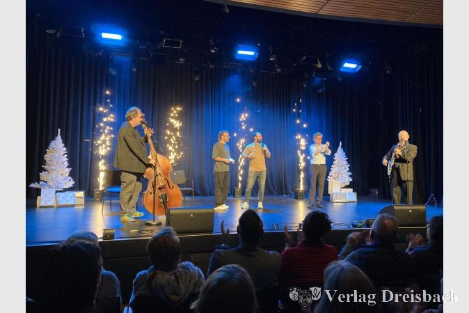 Großes Finale: An den Instrumenten links Leyers, rechts Wagner, weiter v.l.n.r. Falk Schug, Tobi Frankenthaler und Herr Schröder.
