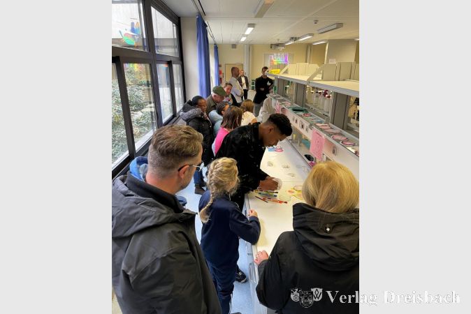 Interessiert begutachteten die Eltern mit ihren Kindern den Chemieraum.