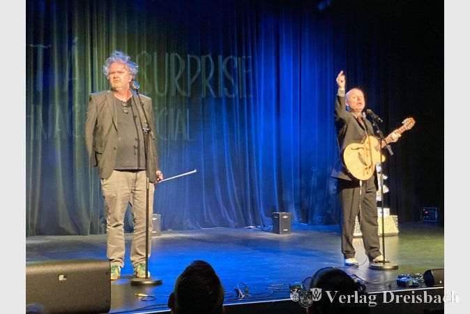 Mitreißende Musik von Wagner & Leyers. Rechts: Marcel Wagner als politischer Flüchtling aus den USA, links Sören Leyers als Integrationshelfer.