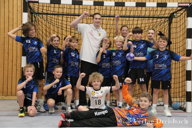 Mit viel Spaß bei einem besonderen Termin: Die Nachwuchsreporter und -handballer von der JSG Schwarzbach nach dem gemeinsamen Training mit Nationalspieler Juri Knorr.
