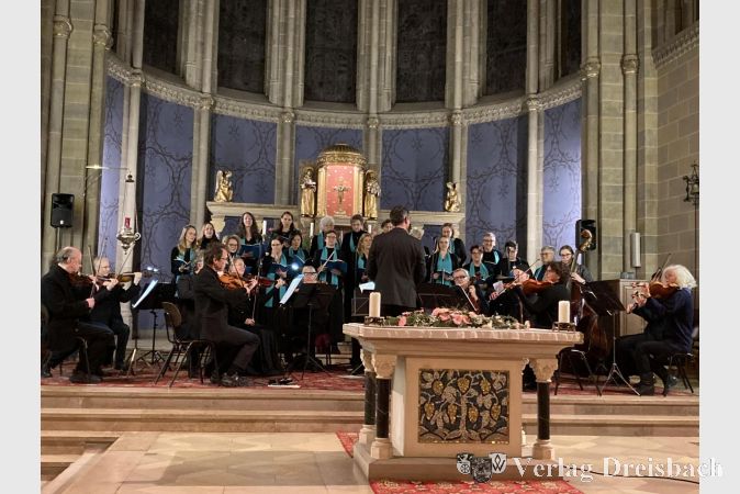 Der Frauenchor Cantabile und das Marburger Kammerorchester bei der Aufführung von Vivaldis Gloria RV 589 unter der Leitung von Konstantin Karklisiyski.