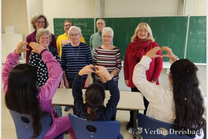 Einige Betreuende der Lernstube Kriftel vor Kindern, die die Hausaufgabenhilfe gerne in Anspruch nehmen.