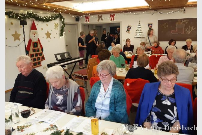Etwa 60 Gäste kamen zur Weihnachtsfeier des Seniorenkreises "Fröhliche Runde".