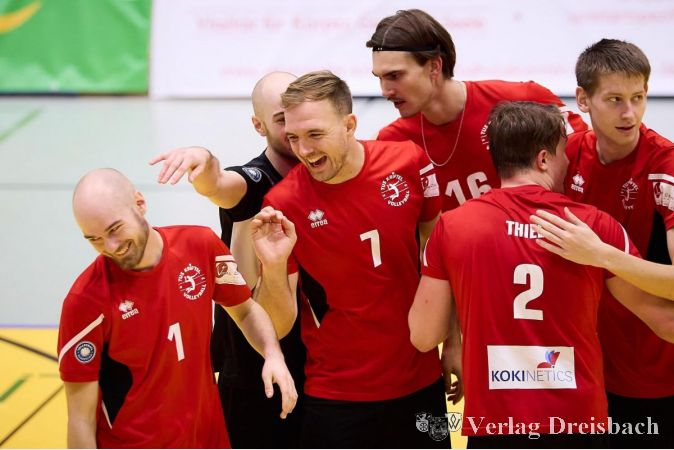 Haben aktuell viel zu lachen: Die Zweitligavolleyballer der TuS Kriftel um Janine Weber (Nr. 7) und Sebastian Ruhm (Nr. 1).