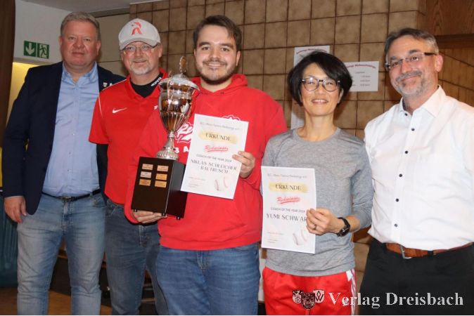 Trainer des Jahres Yumi und Niklas, Bildmitte mit Sportvorstand Oliver Rossius, sowie Präsident Frank Siebers (links) und Geschäftsführer Frank Setzer (rechts).