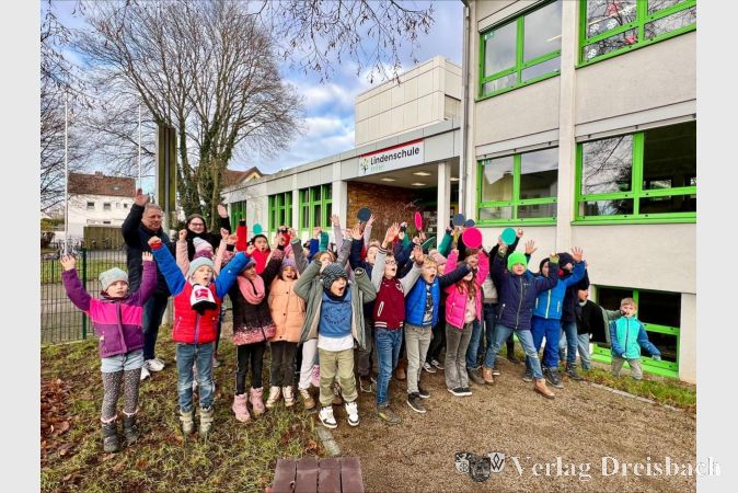 Die Kinder bejubelten die Ankunft ihrer neuen Spielgeräte.