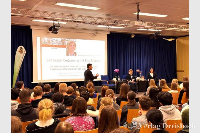 Aufmerksam hörten die Schülerinnen und Schüler den entsetzlichen Erfahrungsberichten von Eva Szepesi zu.