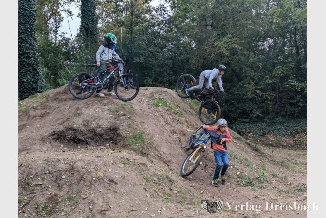 Action pur auf zwei Rädern: Teilnehmer üben unter Anleitung Sprünge über die Erdhügel der Strecke.