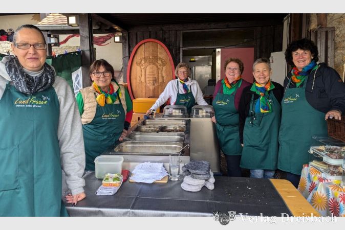 Die erste Vorsitzende Annette Neubecker (2. v. r.) mit einigen der rund 50 Helferinnen und Helfer, die zum Erfolg des Festes beitrugen.