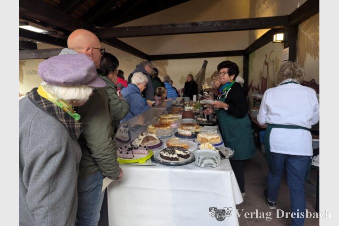 Das berühmte Kuchenbuffet der Wickerer LandFrauen lockte mit über 50 selbstgebackenen Torten und Kuchen.