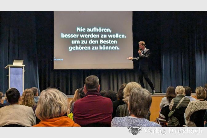 Prof. Dr. Michael Groß spricht in der Stadthalle Flörsheim über Motivation und Lebensziele und begeistert rund 70 Gäste des HGV.