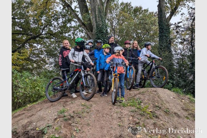 Treffpunkt für Biker: Die Nachwuchsbiker tauschen sich aus und feiern ihre Fortschritte auf der neuen Strecke.