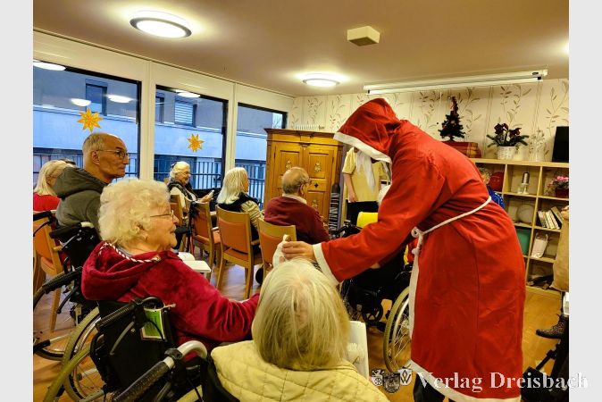 Am Vorabend des Nikolaustages besuchte ein junger Mann im roten Mantel die Senioren und überraschte sie mit kleinen Geschenken. Zum Dank sagten einige ein Gedicht auf.