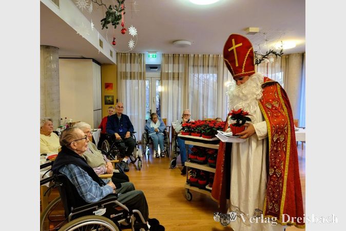 Der Nikolaus kam nicht mit dem Schlitten aus dem Wald, sondern aus dem Krifteler Rathaus. Bürgermeister Christian Seitz besuchte die Senioren im Kursana Domizil, las Gedichte vor und überreichte den Senioren Weihnachtssterne.
