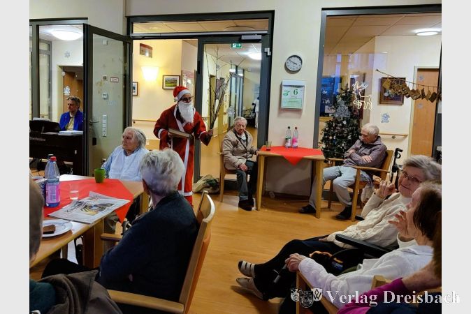 Der Nikolaus, alias Susanne Stattmüller, ließ die Tradition der vergangenen Jahre wieder aufleben, und besuchte die Senioren im sogenannten beschützenden Wohnbereich „Apfelgarten“ des Kursana Domizils.