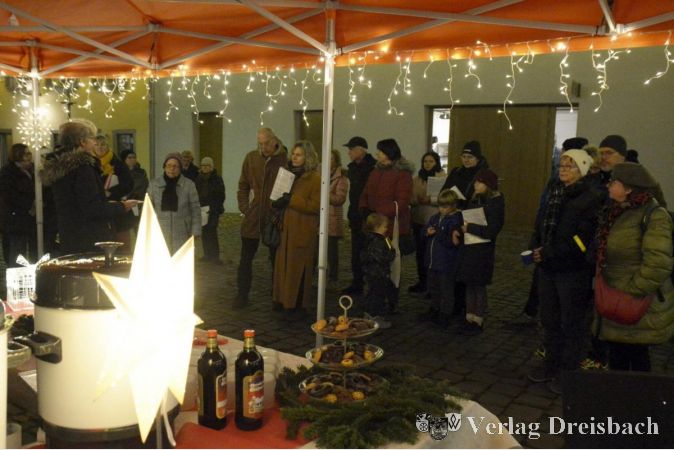 Etwa 30 Bürgerinnen und Bürger waren der Einladung zur Eröffnung des Fensters gefolgt und genossen die vorweihnachtliche Atmosphäre.