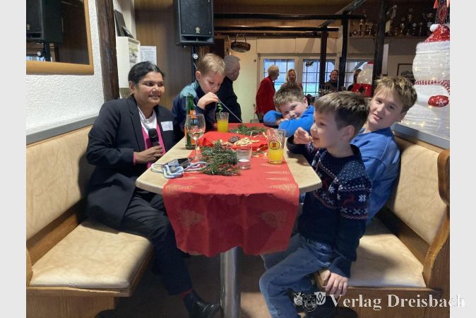Den vier Jungen der Fußballgruppe machte die fröhliche Feier sichtlich Spaß. Von links: Projektleiterin Miriam Disselkamp, Nicola, Austin, Sydney (vorne) und Bjarne.