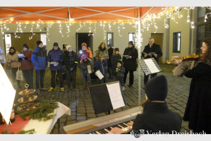 Idyllisches Beisammensein mit Musik zur Eröffnung des Fensters zum Lebendigen Adventskalender im Rathaus.