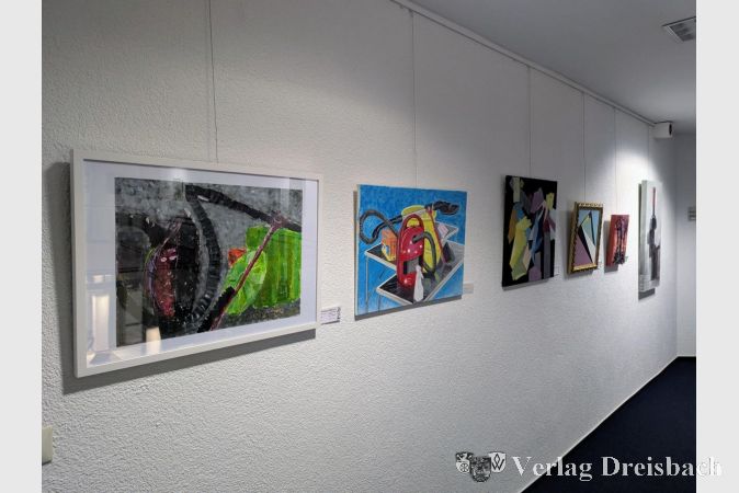 Die Bilder der Malgruppe NA35 bereichern derzeit die Wände im Rat- und Bürgerhaus. Links im Vordergrund "Säugetier mit Bürsten" von Marlene Bläsius, daneben "Putztag" von Gerald Schetter.