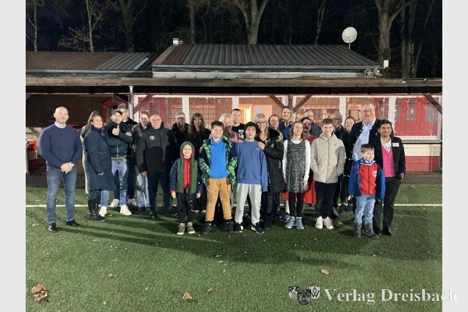 Fröhliche Weihnachtsfeier der Fußballgruppe „Zurück ins Leben“.