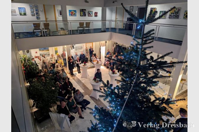 Eine gut besuchte Vernissage im weihnachtlich geschmückten Foyer des Rat- und Bürgerhauses.