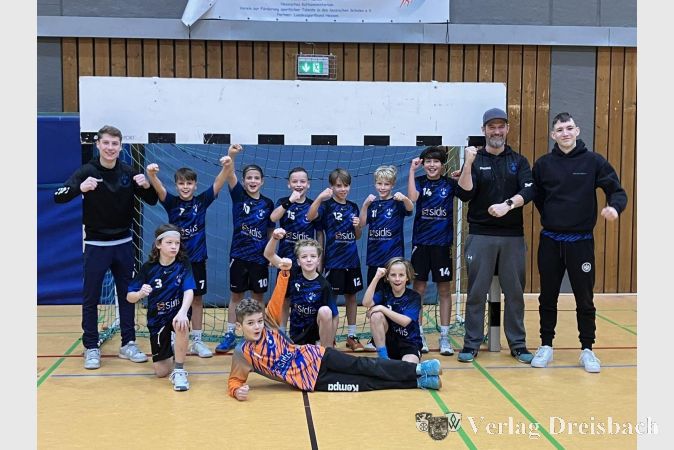 Die männliche E1-Jugend jubelt über Platz zwei nach der Vorrunde.