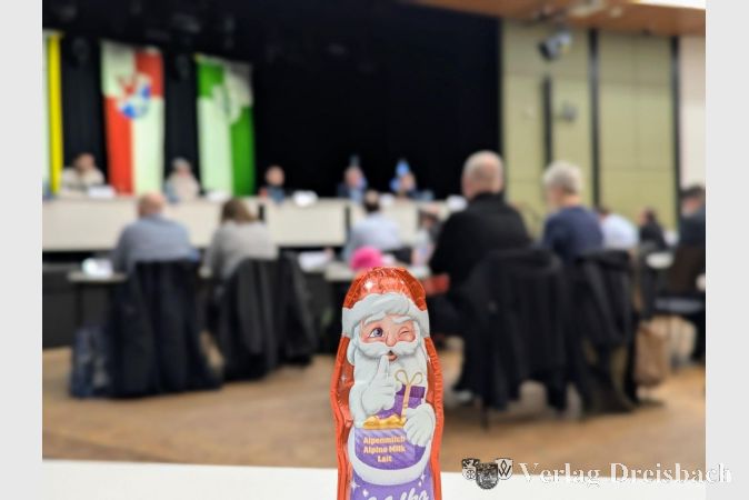 Passend zum Termin am Nikolausabend wartete zur Stadtverordnetenversammlung am vergangenen Donnerstag eine süße Aufmerksamkeit auf die geladenen Teilnehmerinnen und Teilnehmer.