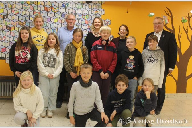 Die Mädchen und Jungen des Kinderparlamentes der Albert-Schweitzer- Schule stellten sich nach der Sitzung, (von links) mit Janina Klein, Georg Reuter, Myriam Jung, Constanze Paige und Klaus Schindling zum Gruppenfoto.
