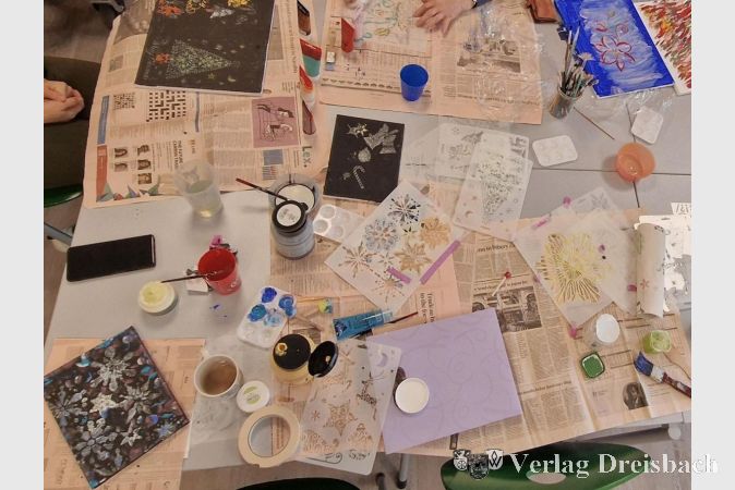 Viele Malutensilien wurden spontan und kreativ genutzt.