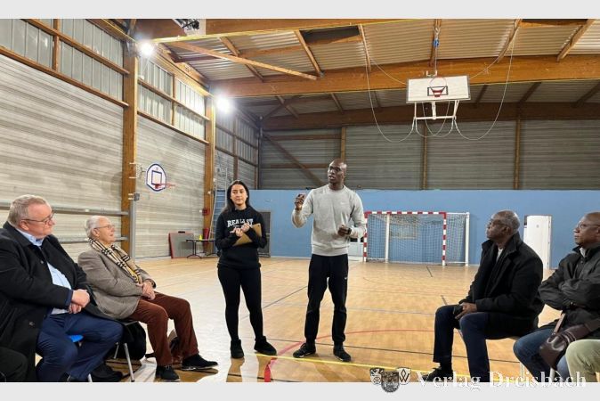 Boxchampion Ibrahim Konate empfing die Hattersheimer Delegation in seiner Boxschule.