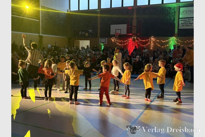 Zu mitreißender Musik turnte der TVO-Nachwuchs über den Hallenboden.