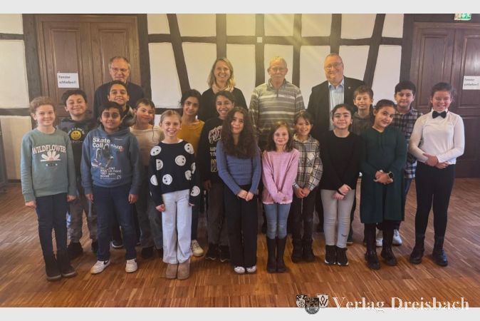 Die Mädchen und Jungen des Kinderparlamentes der Regenbogenschule stellten sich nach der 1. Sitzung, von links, mit Schulleiter Uwe Simon, Myriam Jung, Stadtverordnetenvorsteher Georg Reuter und Bürgermeister Klaus Schindling zum Gruppenfoto auf.