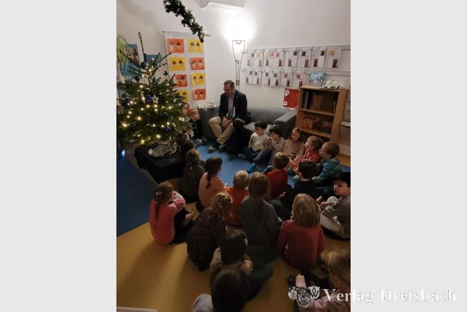 Bürgermeister Seitz bei seiner Vorlesestunde in der Kita Vogelnest.