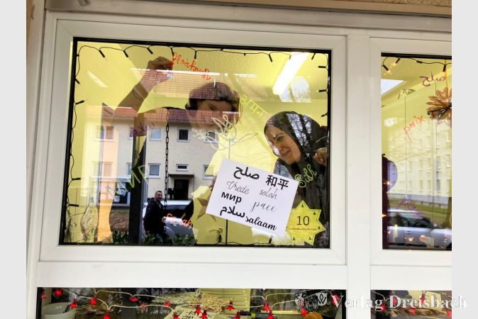 Liebevoll und mehrsprachig wurde das Fenster das Stadtteilbüros für den lebendigen Adventskalender geschmückt.