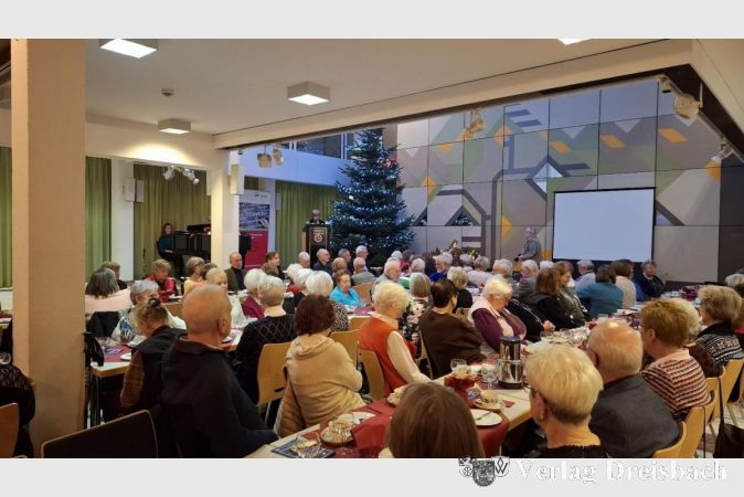 Das volle Rat- und Bürgerhaus zu dieser traditionellen Feier.