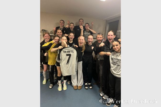 Die weibliche C1- und B-Jugend jubelt in der Kabine mit dem Trikot der verletzten Mitspielerin.