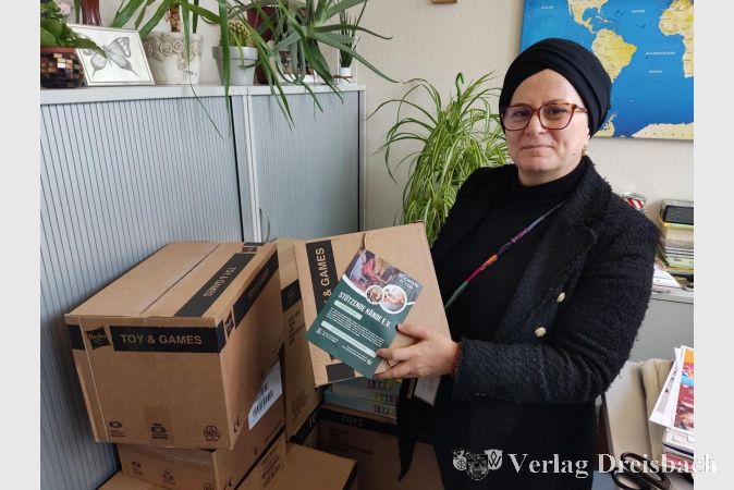 Sozialarbeiterin Semiha Eroglu-Buch mit den gestifteten Geschenken.