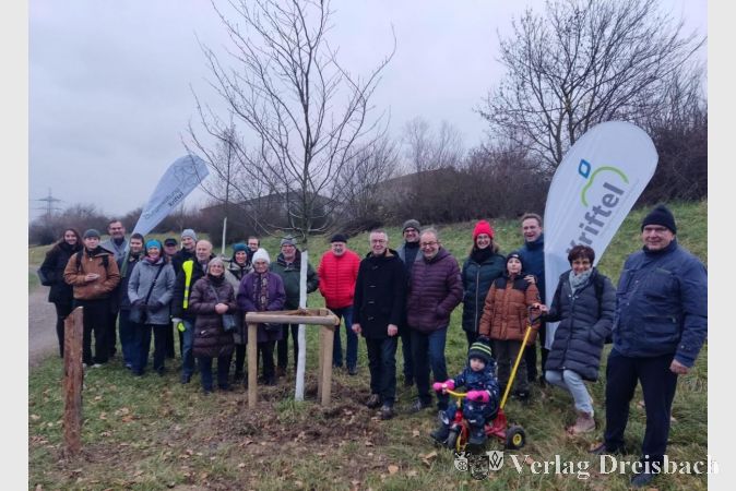 Feierliche Einweihung der geplanzten Bäume im Ziegeleipark am Donnerstag, 12. Dezember, mit den Baumpatinnen und -paten.