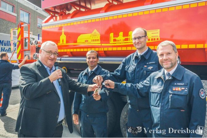 V.l.n.r.: Feierliche Übergabe des neuen Abrollbehälters Wasser am Tag der offenen Tür durch Bürgermeister Klaus Schindling an den stellvertretenden Wehrführer Patrick Meik, Wehrführer Manuel Peknice und Stadtbrandinspektor David Tisold.