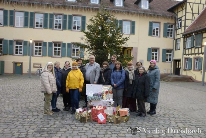 Übergabe der Weihnachtsgeschenke für notleidende Kinder und Frauen im MTK am Montag.