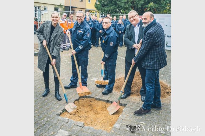 V.l.n.r: Architektin Dip.-Ing. Katharina Schmidtke, Stadtbrandinspektor David Tisold., der Okrifteler Wehrführer Carsten Klebe, Bürgermeister Klaus Schindling und Referatsleiter Thomas Kettenbach beim Spatenstich für die neue Stahlbauhalle.