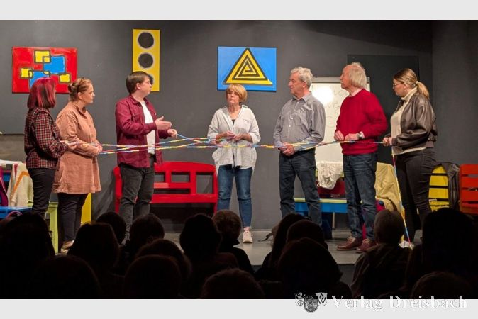 Die Pension "Tiefengrund" wird zum Schauplatz eines skurrilen Mordfalls, der die Seminarteilnehmer in ein Chaos aus Rätseln und Humor stürzt.