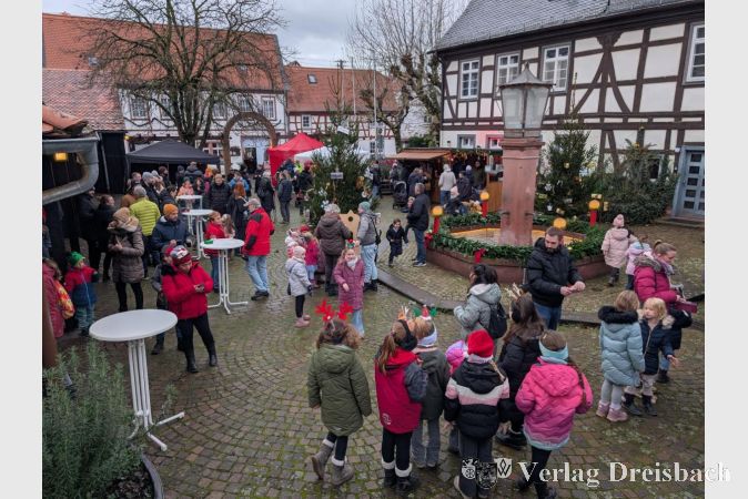 Zwischen Lichterglanz, duftenden Leckereien und fröhlichen Gesichtern zeigt sich der Wickerer Weihnachtsmarkt auch in diesem Jahr als Ort der Begegnung und Besinnlichkeit.