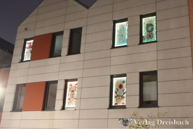 Nach und nach füllen sich die Bürofenster mit den weihnachtlichen Motiven.