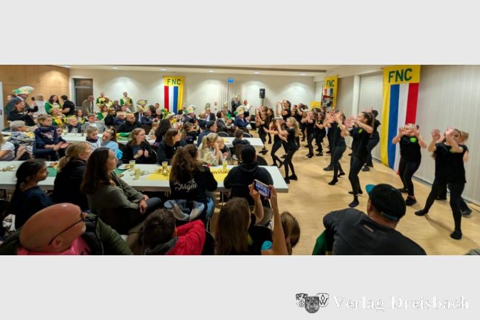 Die 28 Minis des FNC präsentieren ihre neu einstudierte Choreografie für die kommende Kampagne.