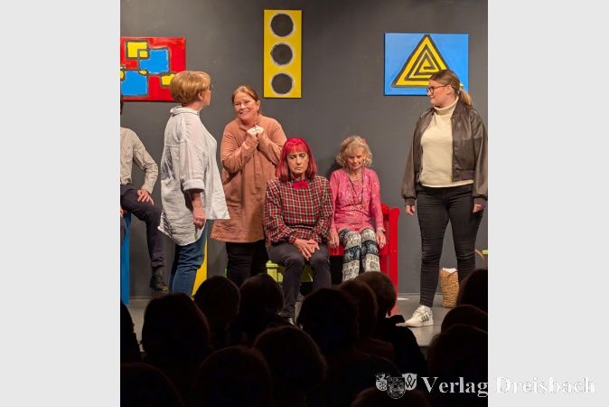 Das Ensemble schafft eine dynamische Mischung aus Humor und Spannung.